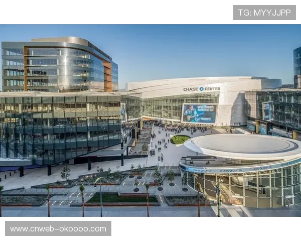 大通中心圣诞装饰，勇士主题节日氛围