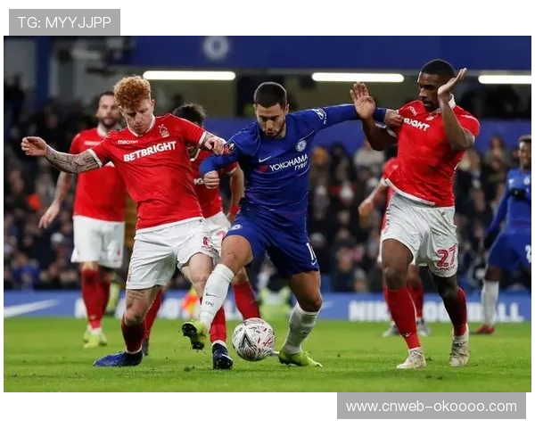 诺丁汉森林赛前为传奇约翰·罗伯逊默哀，球迷Tifo致敬两夺欧冠功勋